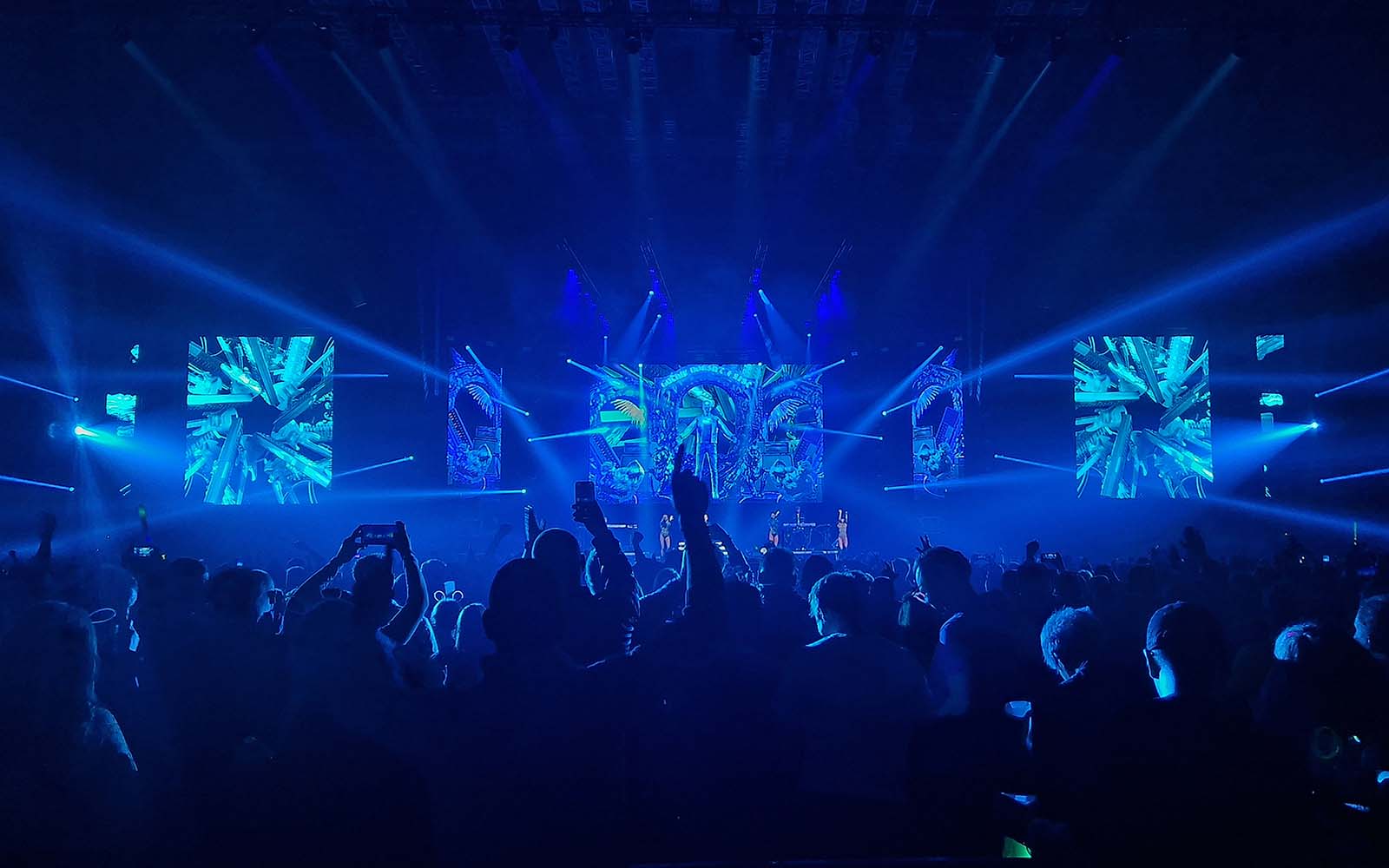 Stage lighting and audience at We Love the 90s in Telenor Arena.